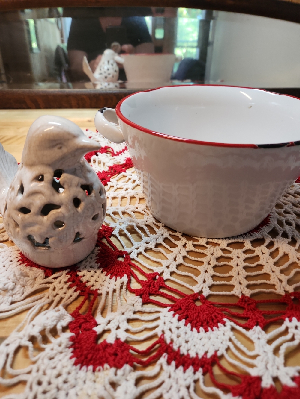 White &Red Doillie& 7in Pot with Red Rim &Ceramic Bird Home Decor